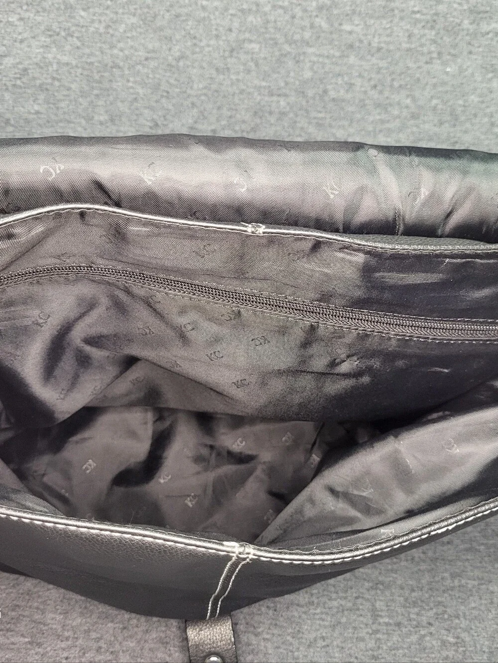 Kenneth Cole Classic Black Leather Messenger Bag with Adjustable Strap
